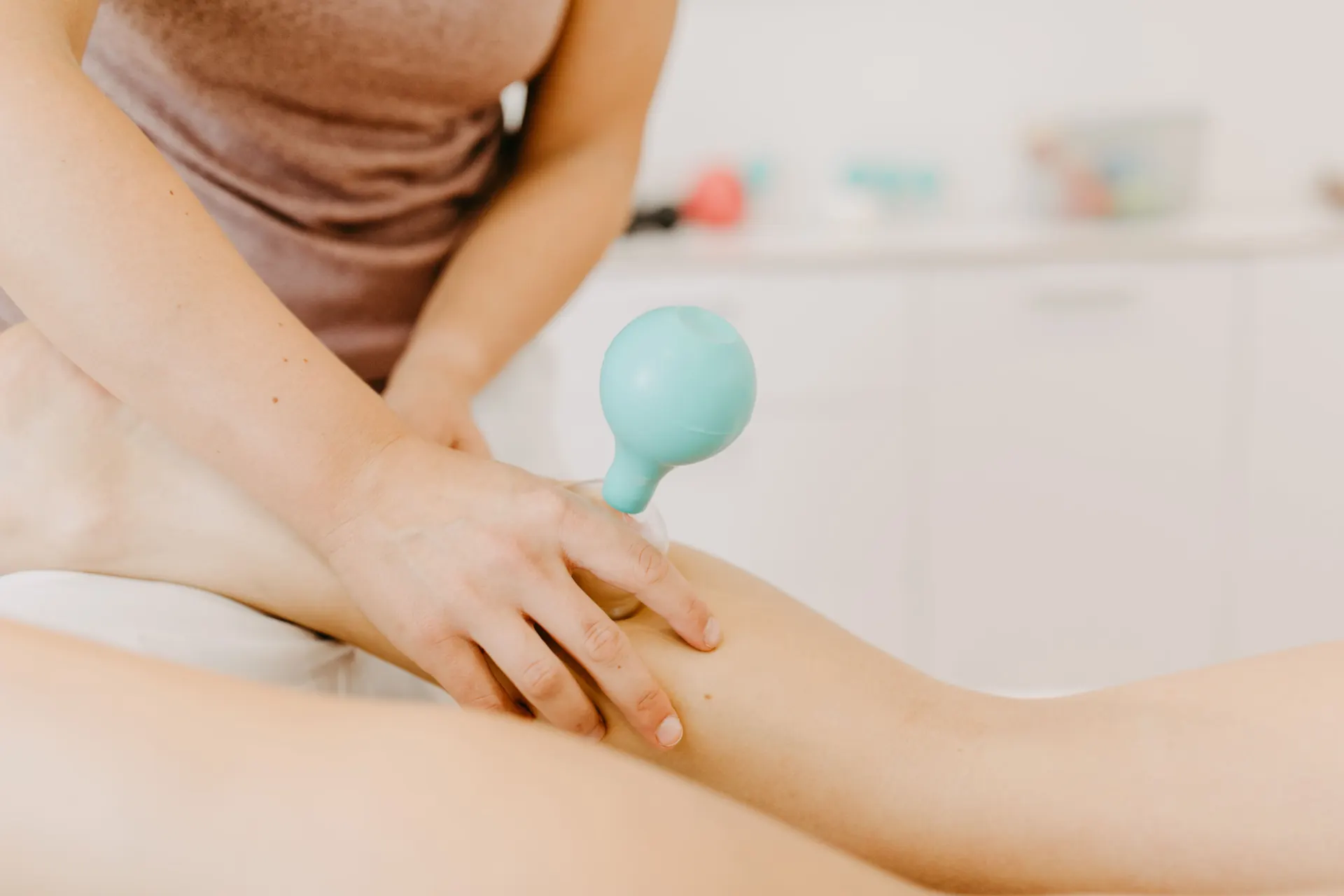 Schröpftherapie: Anwendung eines Schröpfglases am Bein