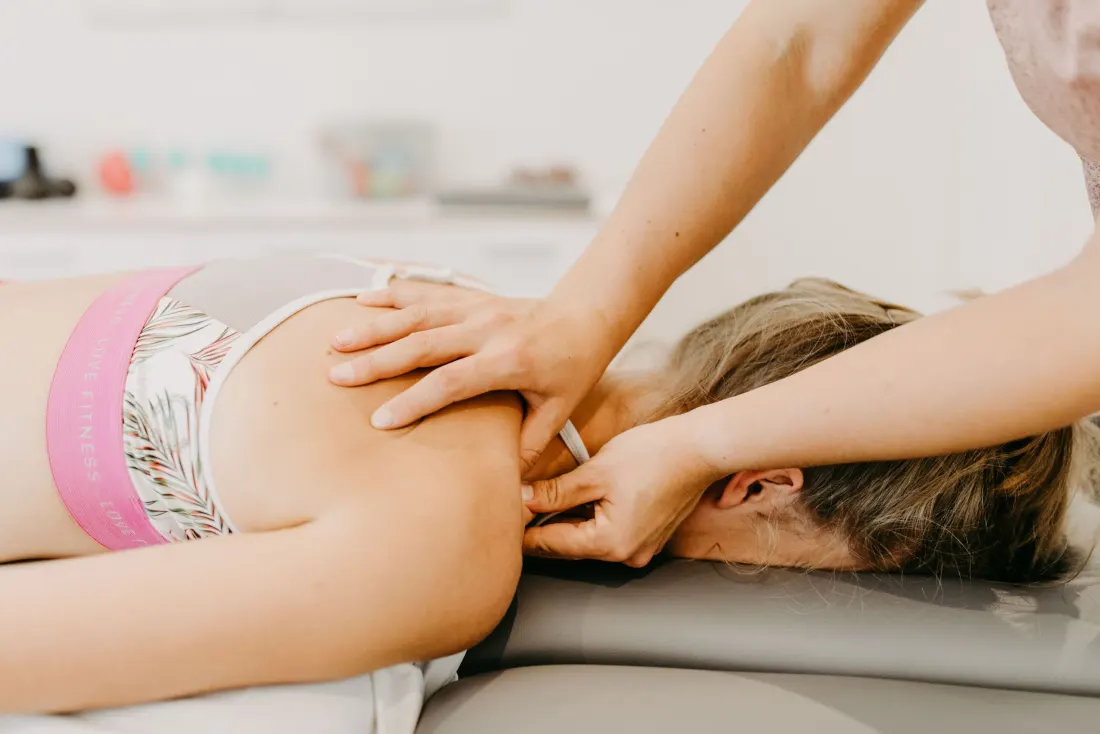 Kinesiotape wird im Schulter- und Nackenbereich angelegt
