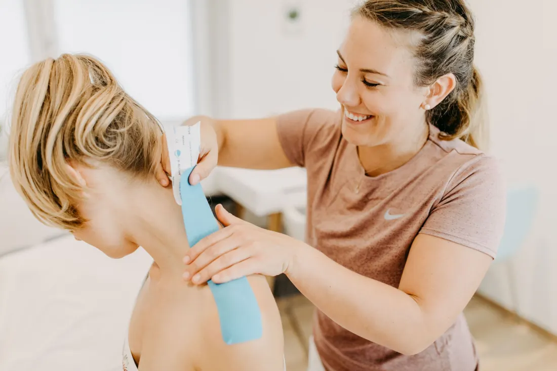 Kinesiotape wird am Rücken angelegt