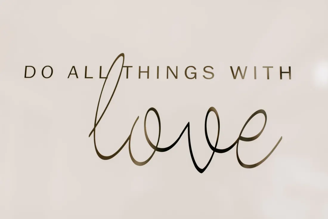 Wandbild mit dem Schriftzug „Do all things with love“